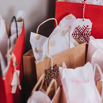 Have you ever tried to make a Christmas tree pillow by hand using a shopping tote bag?